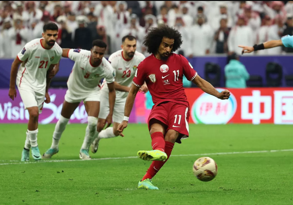 menegangkan dalam fase grup, namun hasil imbang 0-0 menghentikan impian Australia untuk melaju ke perempat final. Meskipun memunculkan beberapa peluang emas, upaya keras tim tamu tidak cukup untuk menggoyahkan pertahanan kuat Qatar.
Dalam babak pertama, peluang tercipta dari tendangan jarak jauh Fares Said dari Qatar, namun penjaga gawang Australia, Patrick Beach, mampu menghalau dengan baik. Di sisi lain lapangan, peluang yang diciptakan oleh Nicolas Milanvolic untuk Australia juga tidak berhasil menjebol gawang Ali Nader Qatar. Skor tetap imbang tanpa gol hingga akhir babak pertama.