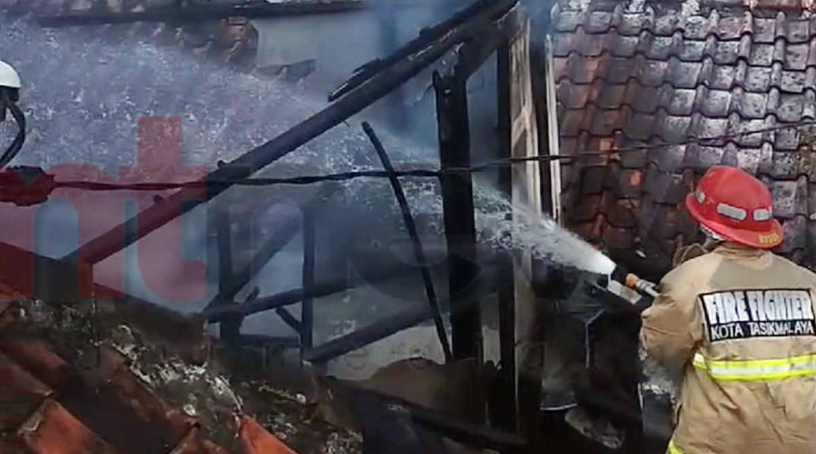 Pemadam Kebakaran Kota Tasikmalaya sedang memadamkan api
