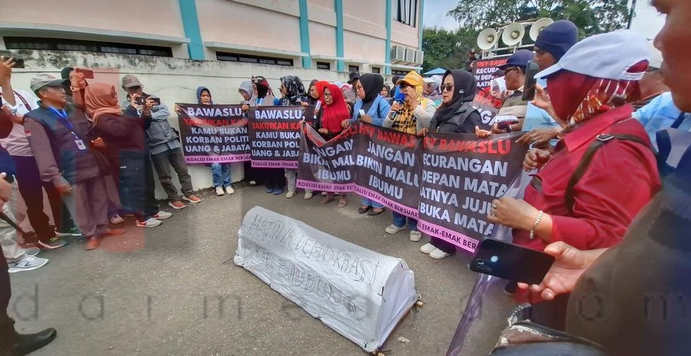 Foto : Emak emak demo kecurangan pilkada